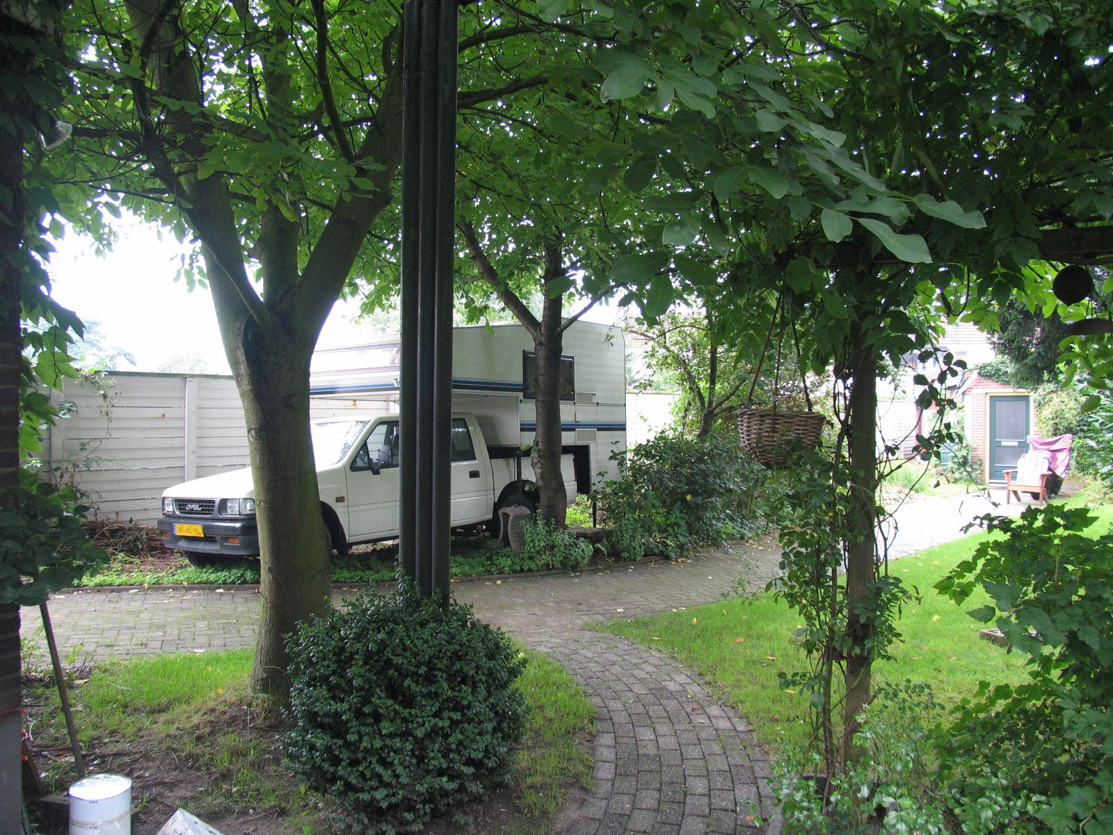 naar achter in de tuin, image is 1600x1200